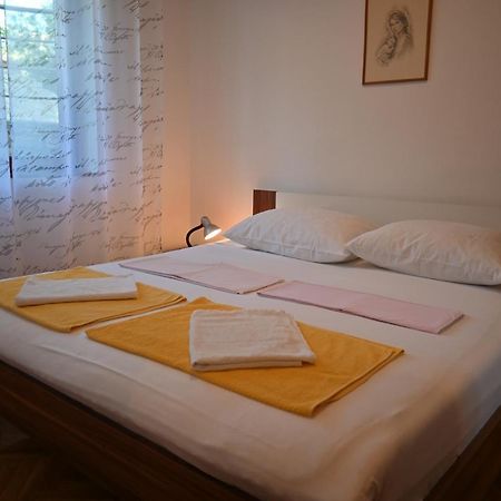 Apartments Tea Pag Паг Екстер'єр фото