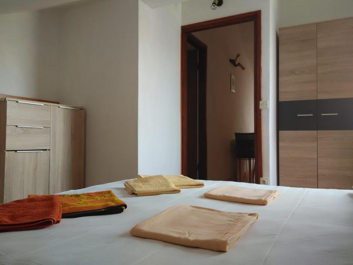 Apartments Tea Pag Паг Екстер'єр фото